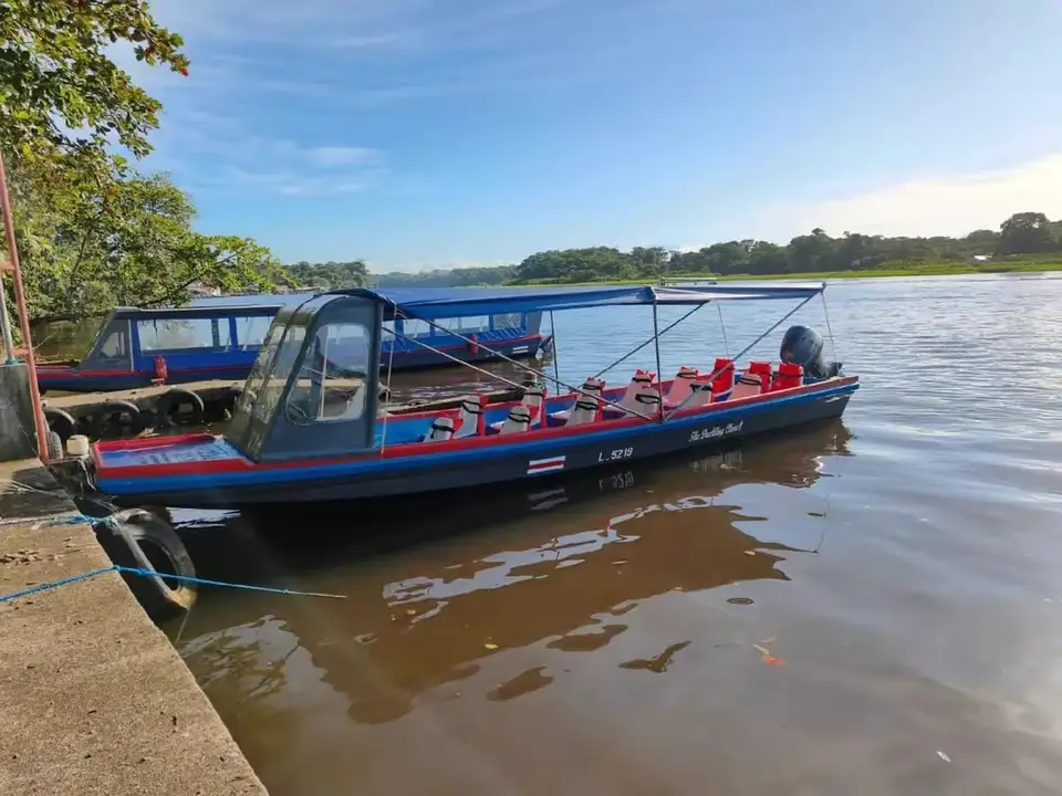 Bote atracado en La Pavona listo para Tortuguero