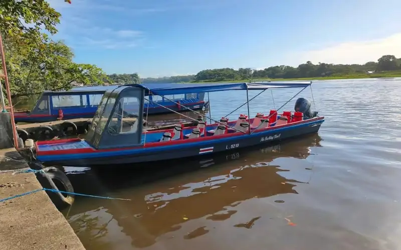 Bote atracado en el muelle de La Pavona