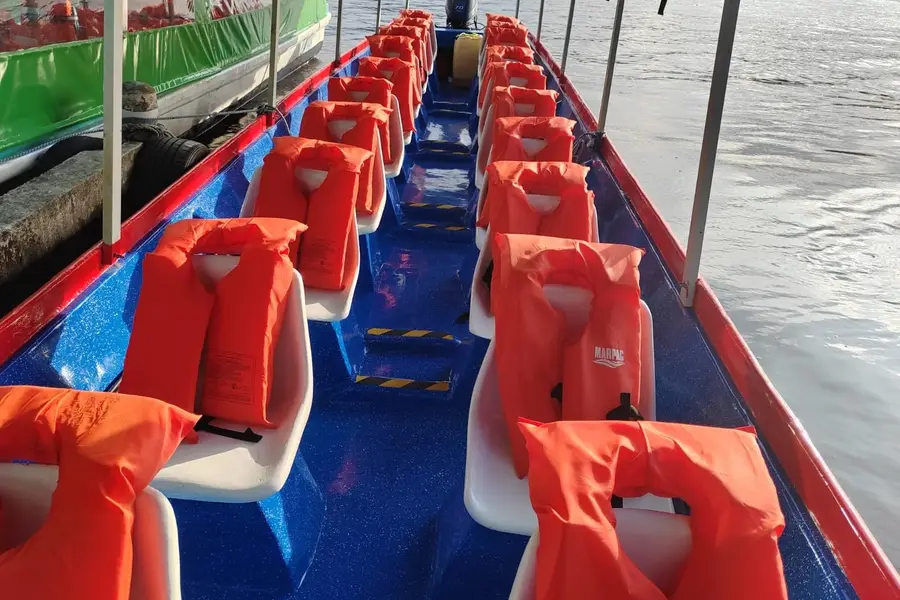 Interior del bote Smith con chalecos salvavidas y cobertura de lluvia