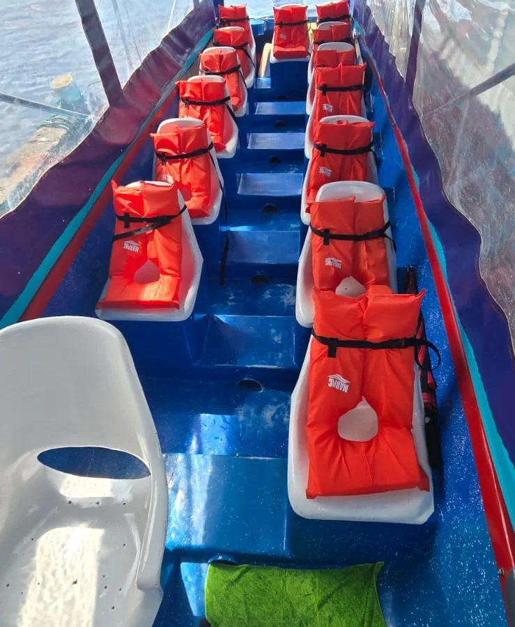 Interior del bote con asientos y chalecos salvavidas