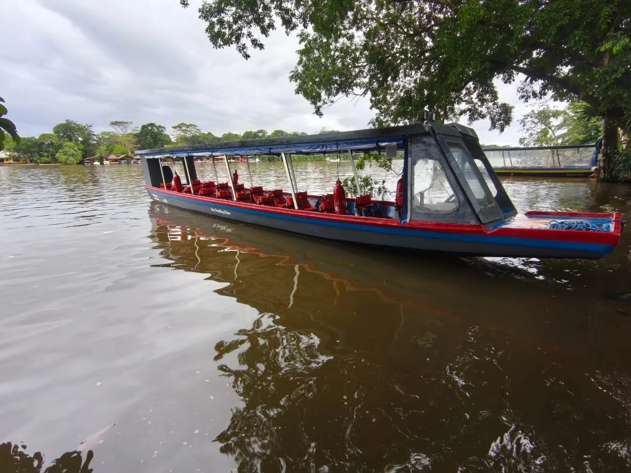 Bote atracado a la sombra