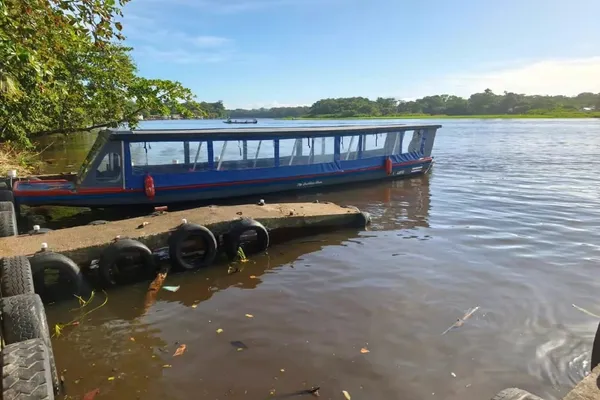 Lancha de Transporte Smith con cubiertas de lluvia transparentes amarrada en muelle