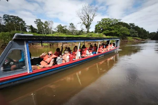 Lancha L 4800 de Transporte Smith con pasajeros en el río