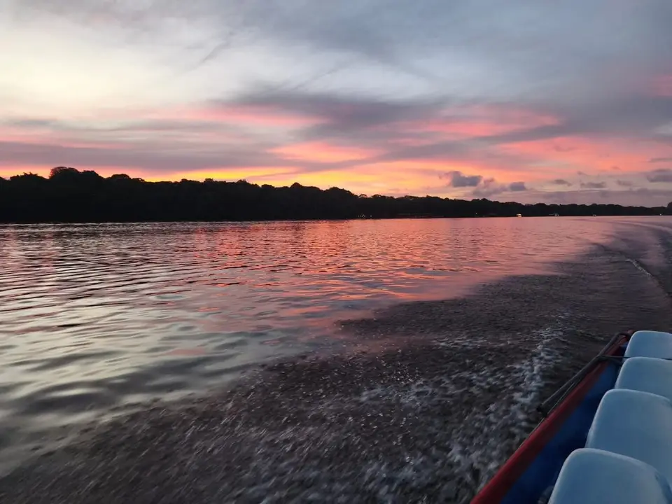 Canal al atardecer en bote