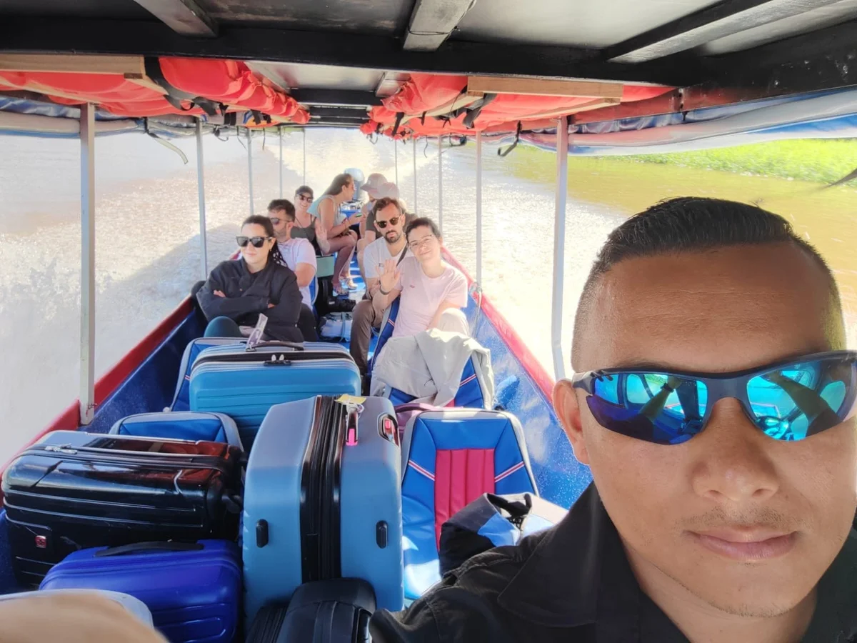 Capitán Smith con pasajeros y equipaje en el muelle