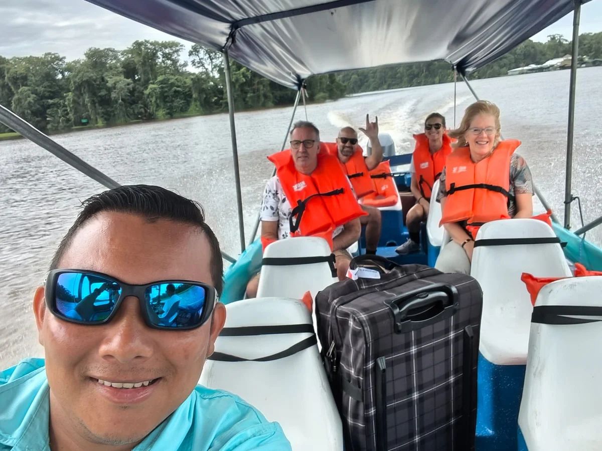Capitán Smith navegando con grupo de pasajeros en viaje privado