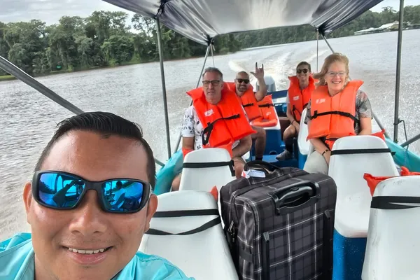 Capitán Smith navegando en lancha privada con grupo de pasajeros