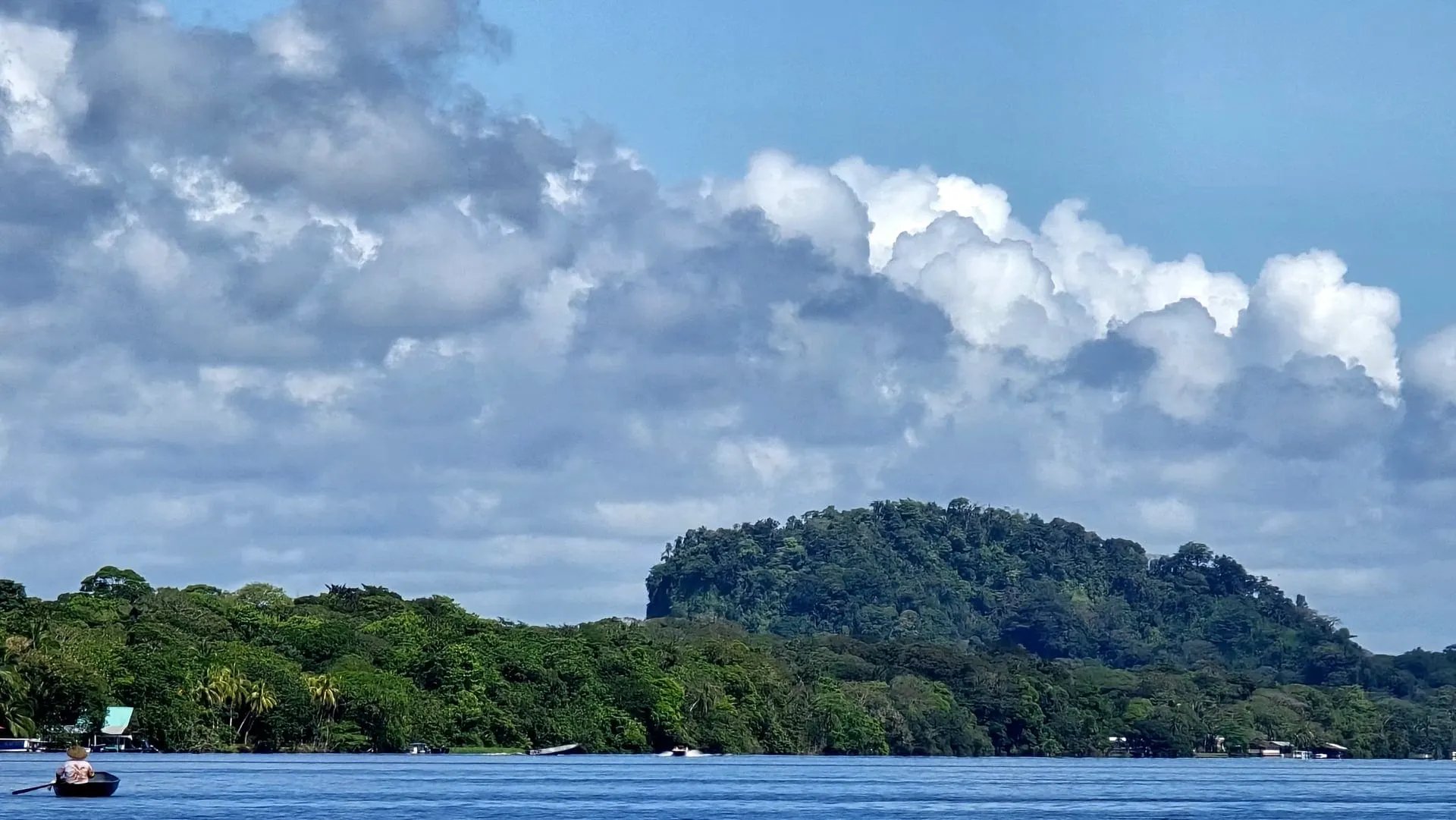 Cerro Tortuguero sobre el río y la orilla de selva