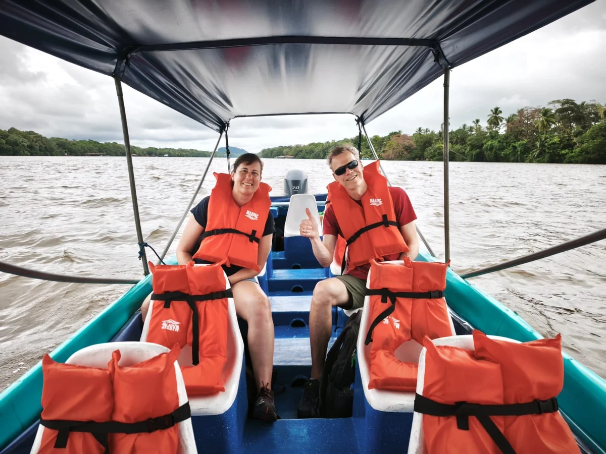 Pareja en lancha privada de Transporte Smith en Tortuguero