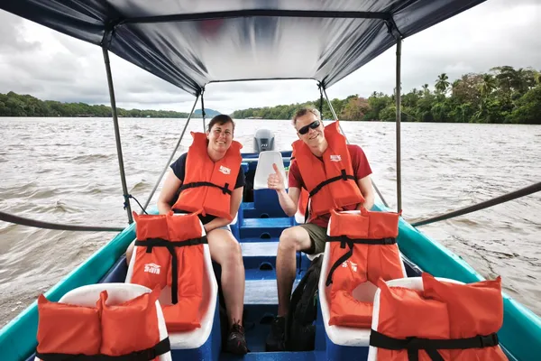 Pareja en lancha privada de Transporte Smith en los canales de Tortuguero