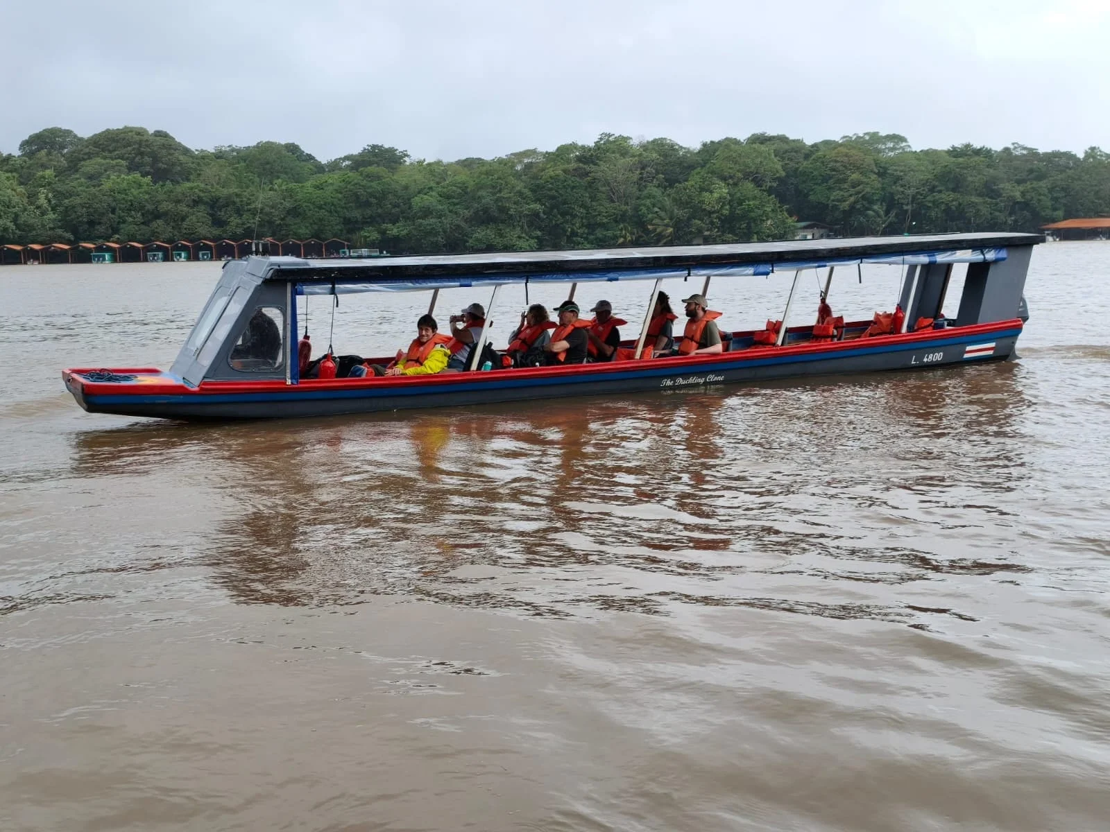 Pasajeros navegando hacia Tortuguero