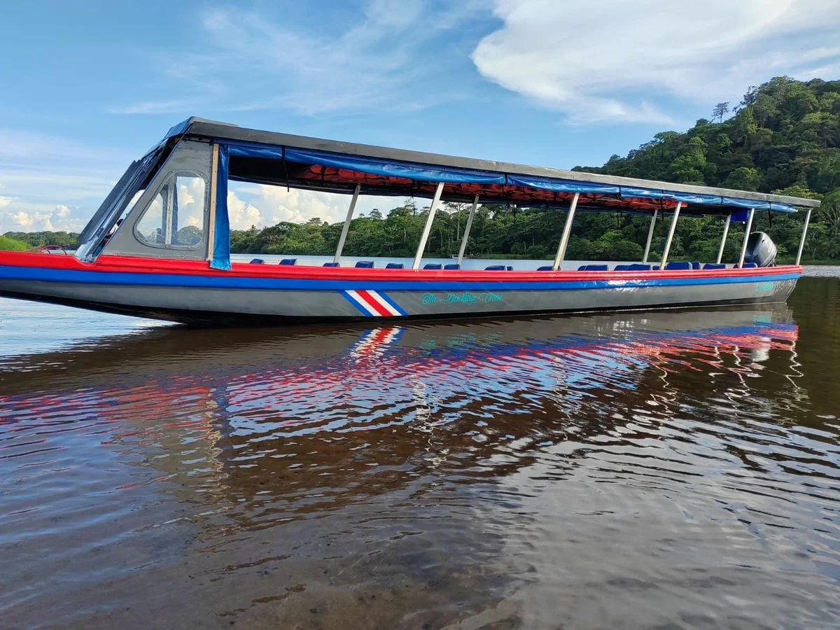 Bote de Transporte Smith navegando de costado en el río Suerte