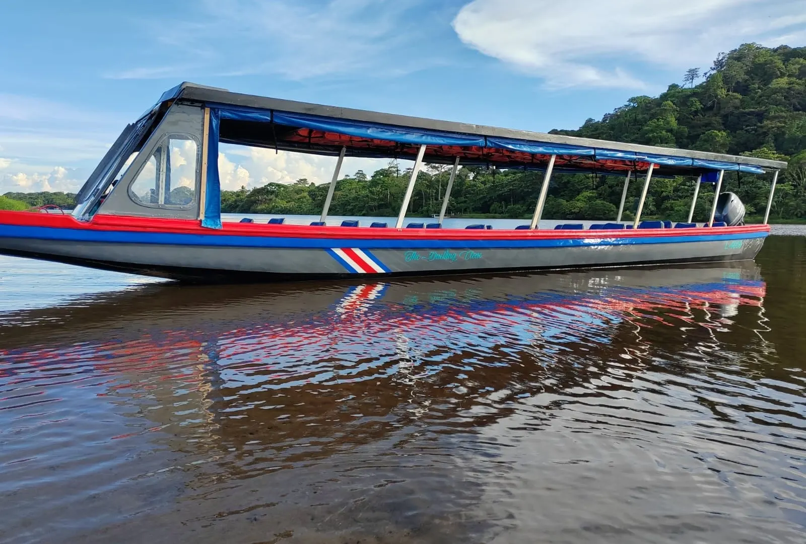 Bote Duckling Clone navegando de costado por el río
