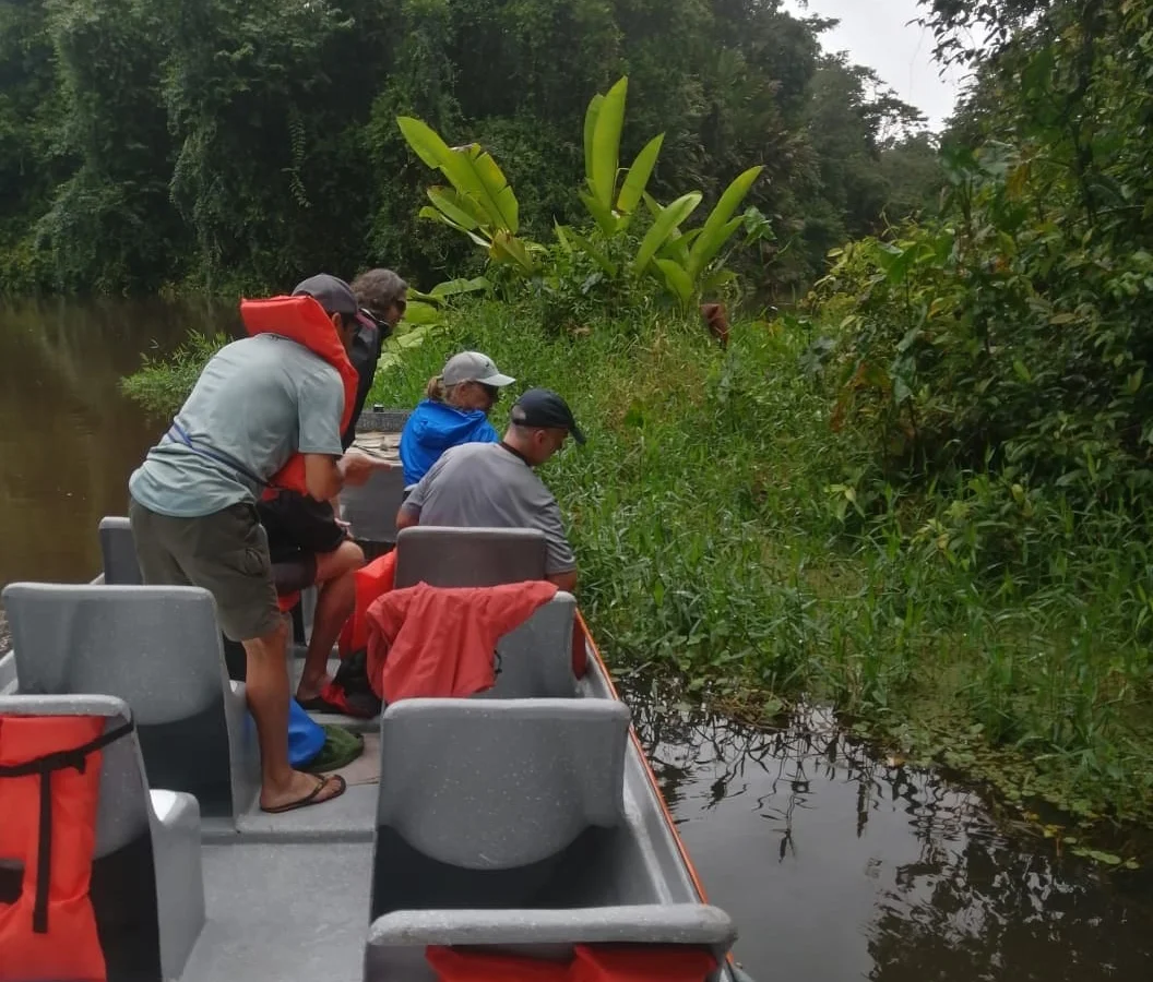 Paseo en bote con cubierta por los canales