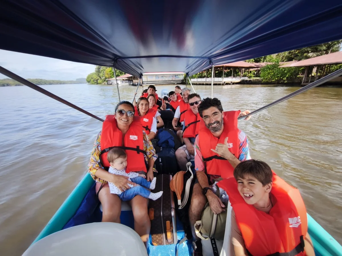 Familia viajando con chalecos en bote privado de Transporte Smith