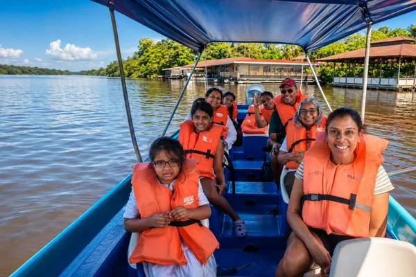 Familia llegando al muelle de un alojamiento en Tortuguero