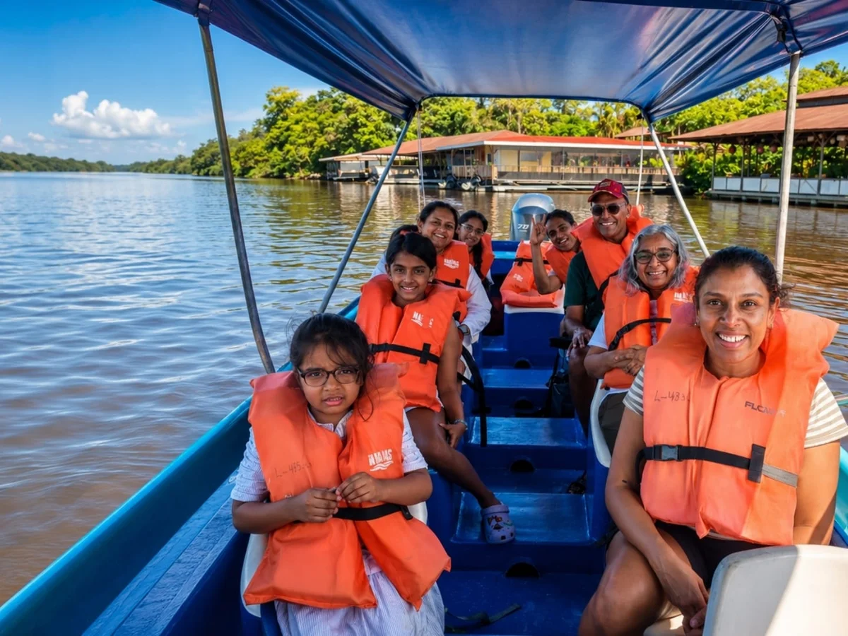 Familia llegando al muelle de un alojamiento en bote