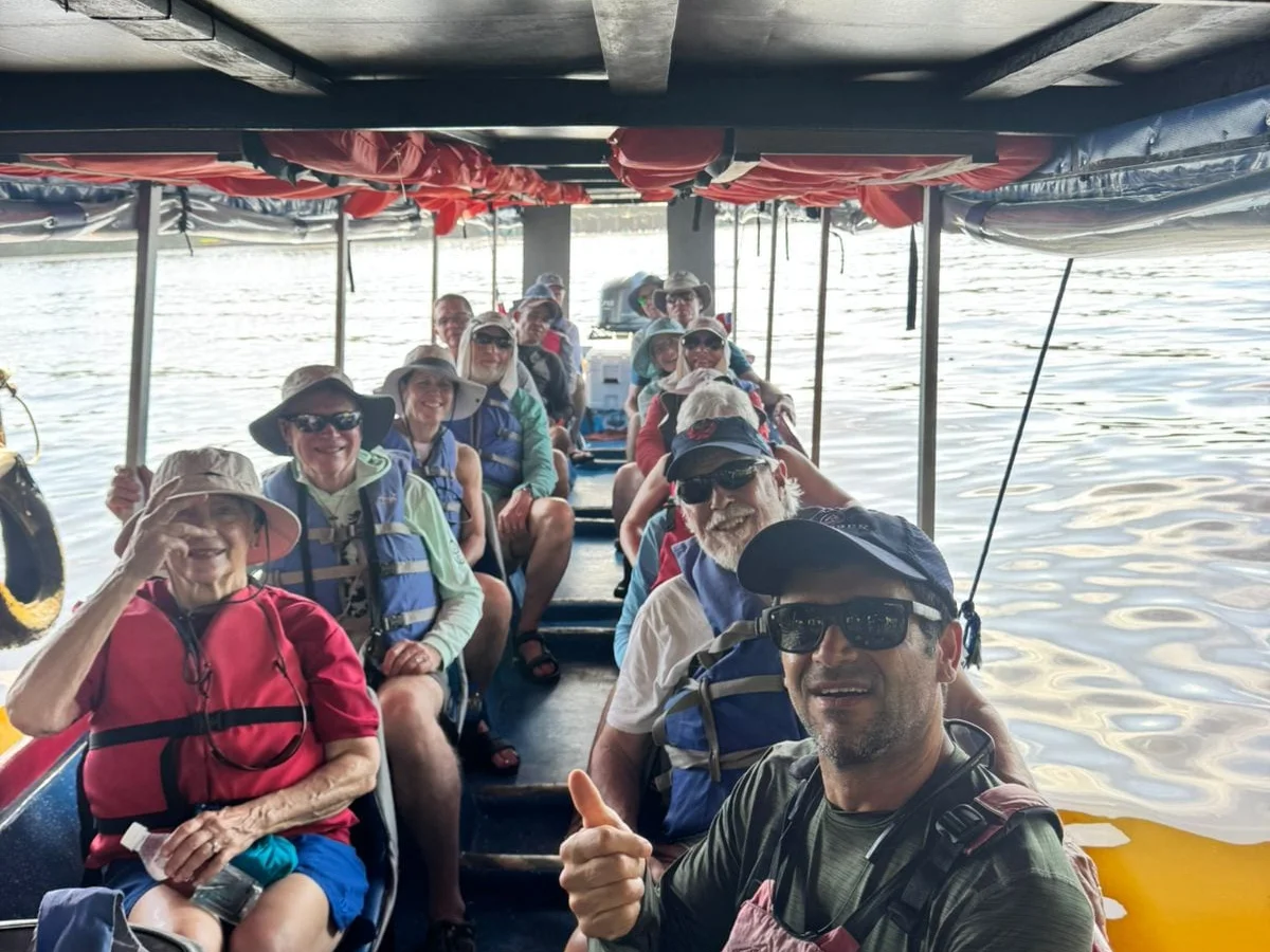 Grupo de turistas en bote por el canal de Tortuguero