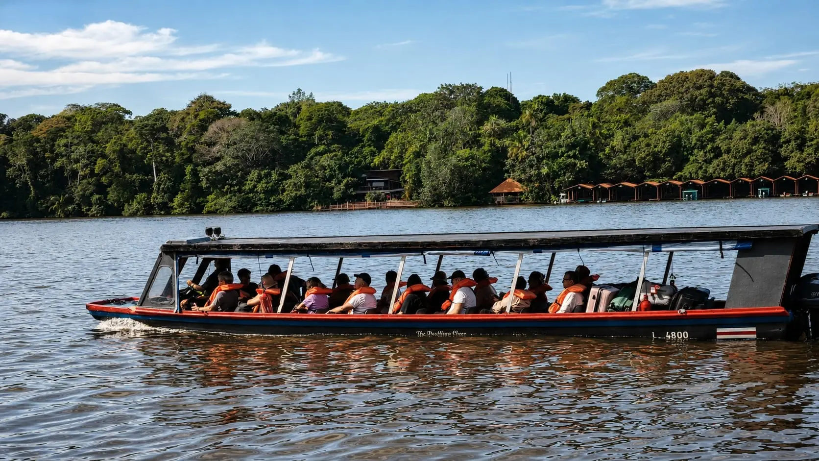 Bote L-4800 de Transporte Smith navegando en los canales de Tortuguero