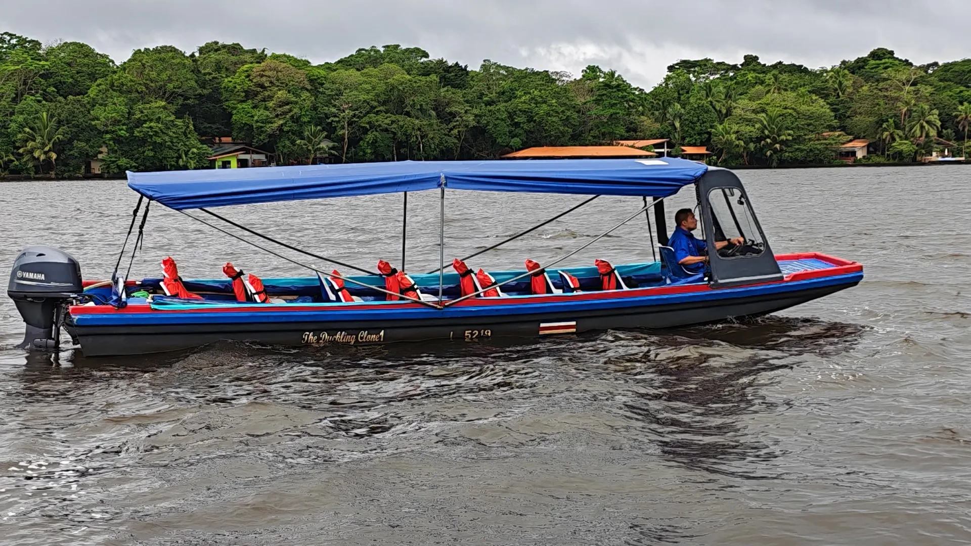 Dos botes de Transporte Smith navegando en paralelo hacia Tortuguero