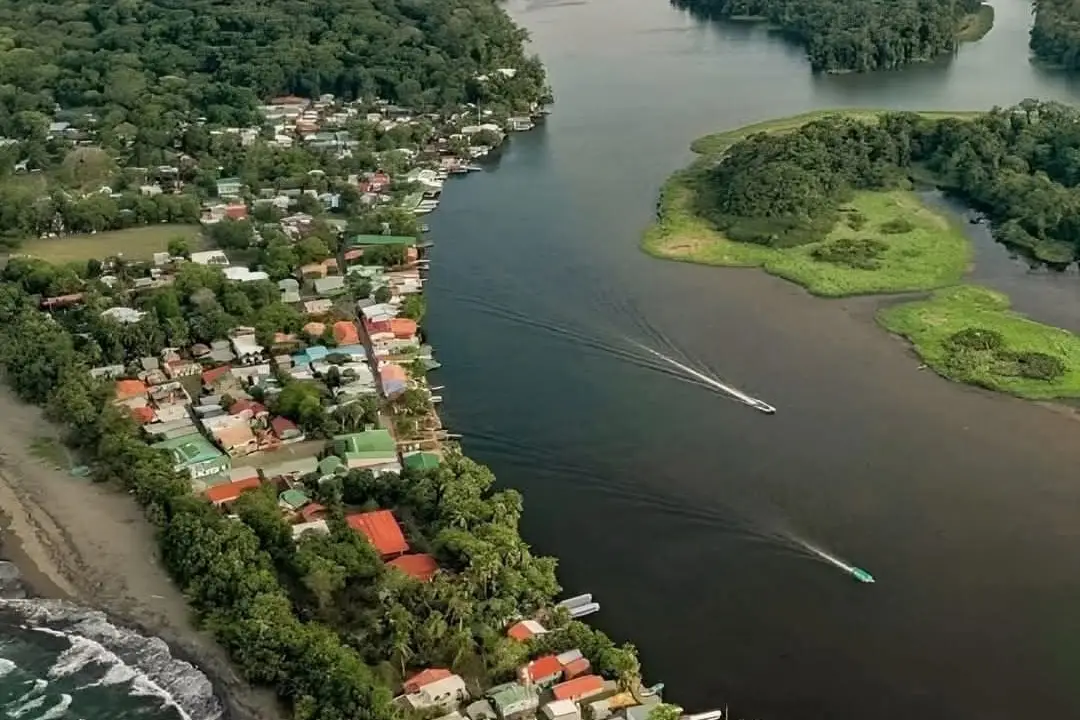 Vista aérea del pueblo de Tortuguero entre el canal principal y el mar Caribe