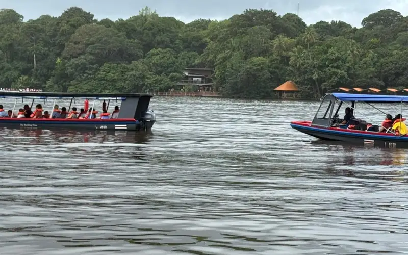Dos botes Smith navegando por el río