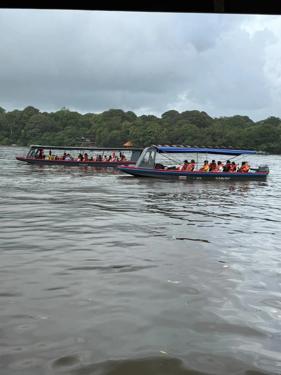 Dos botes Smith en el río